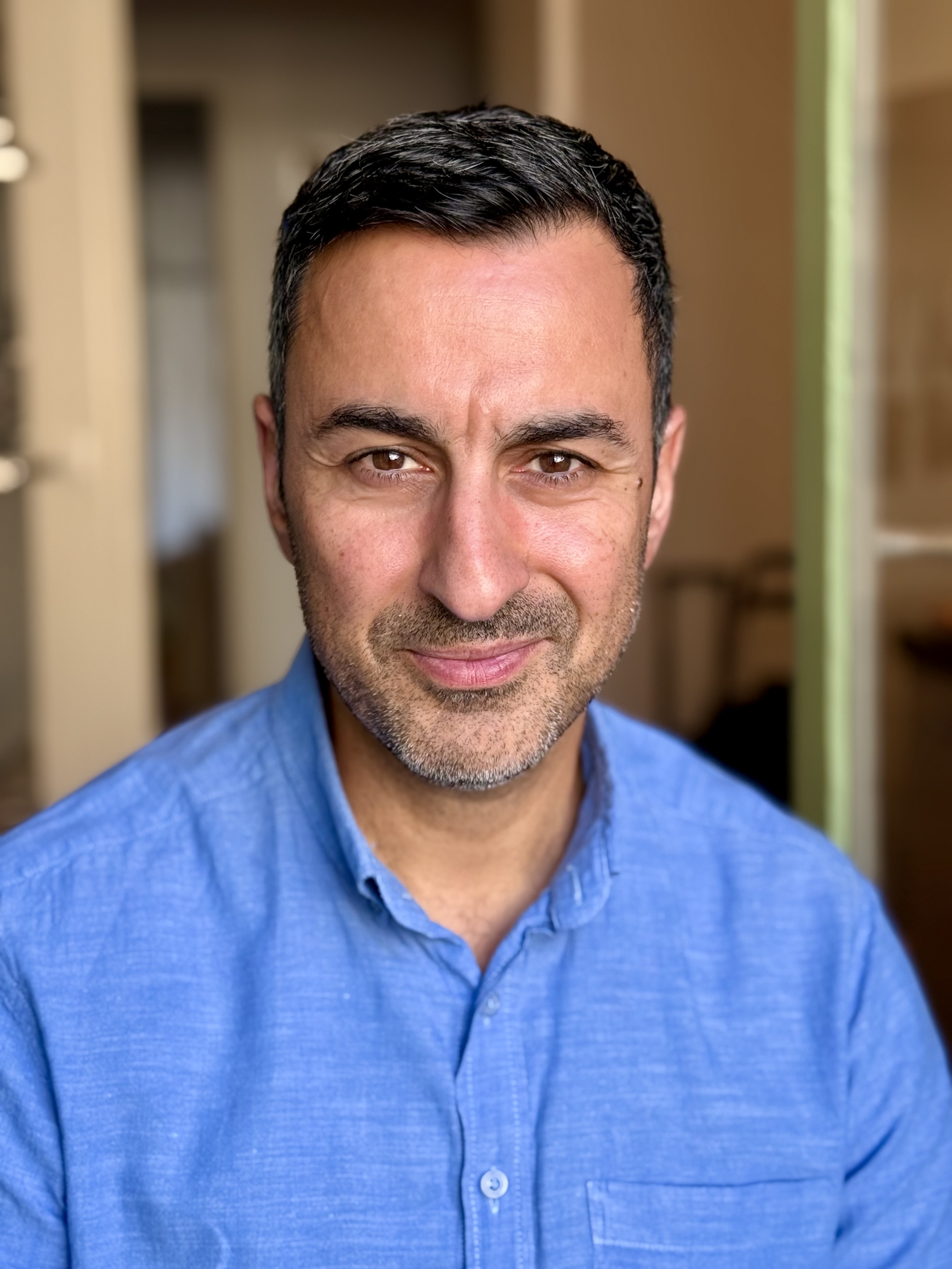 UDSOLGT // VENTELISTE ÅBEN // Foredrag med Erkan Ôzden: Min danmarkshistorie