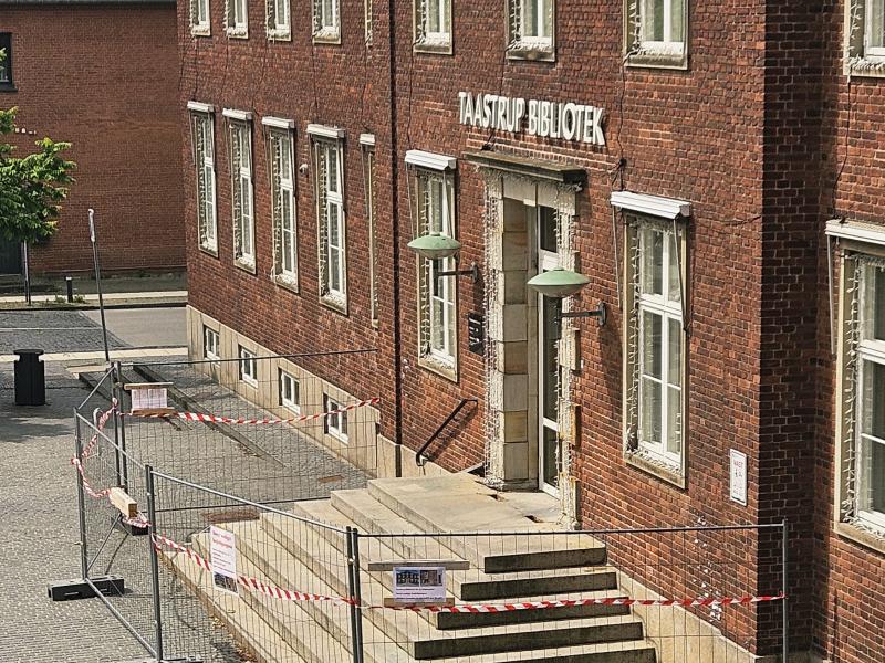 Taastrup Bibliotek med afspærring