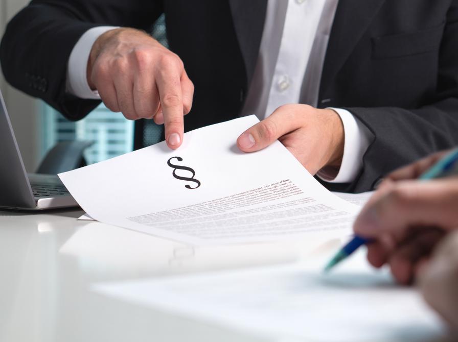 Mand i jakkesæt med papirer