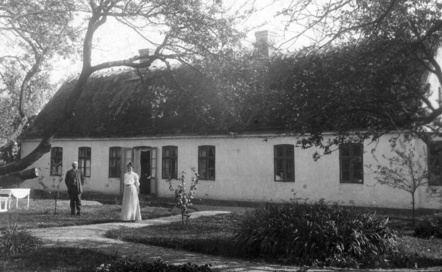 Vridsløsemagle skole ca. 1915: Lærer Niels Peter Nielsen og hustru   stående i haven. 